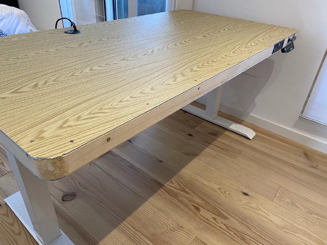 Photograph of the finished table. It&rsquo;s a 80 by 150 centimeters tabletop with two white legs