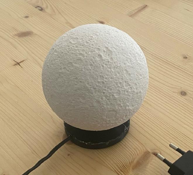 Photograph of the finished lamp with the appareance of the moon